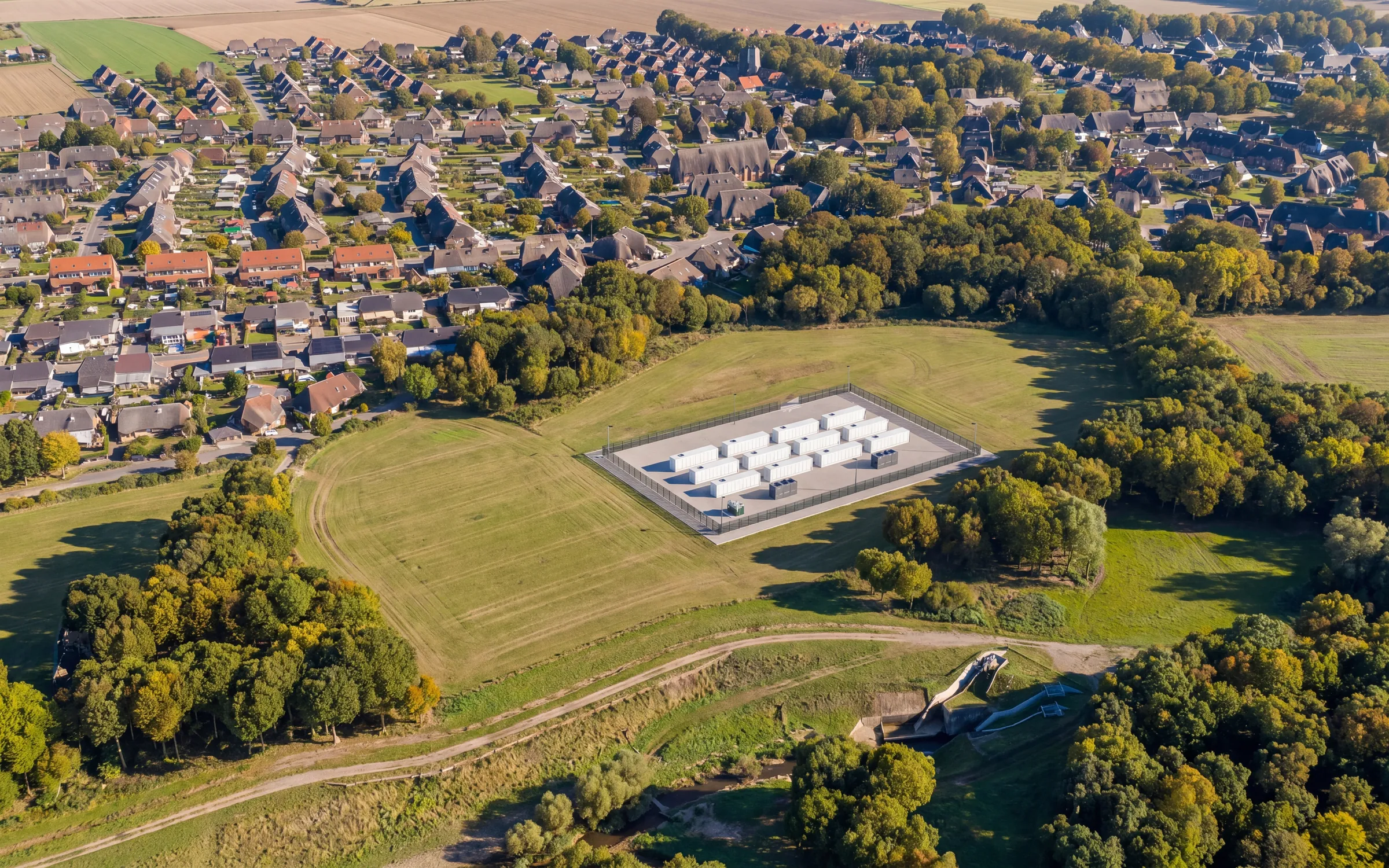 Open farmland near Marl, North Rhine-Westphalia, with the battery yard footprint marked on the aerial and the eight nearest homes drawn as building outlines.